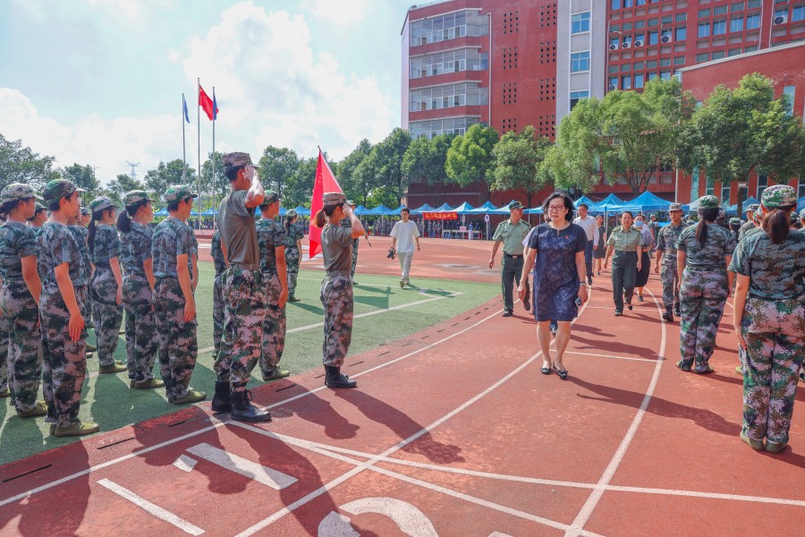 校领导慰问新生（一）.jpg