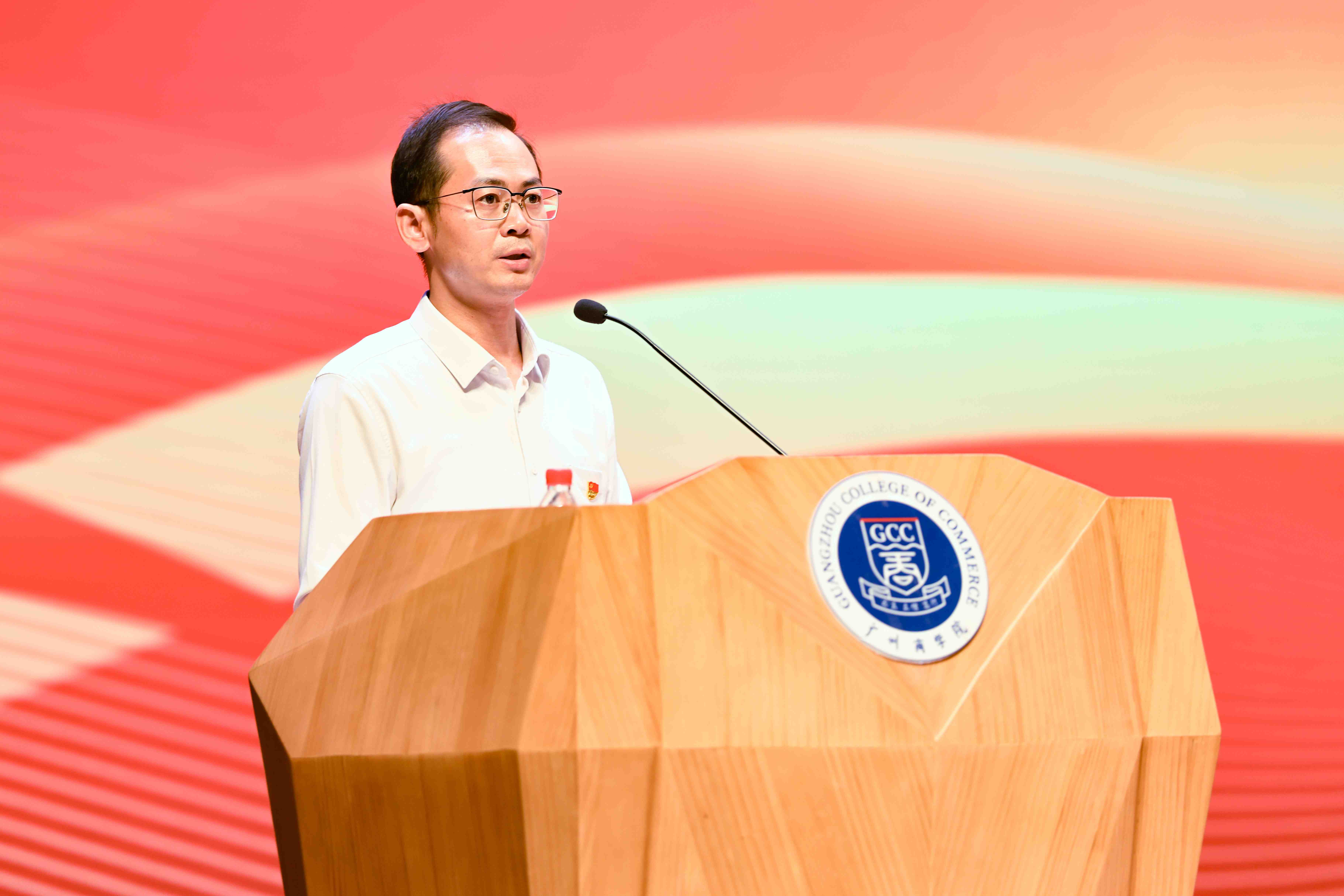 1.周鹏副校长主持.jpg