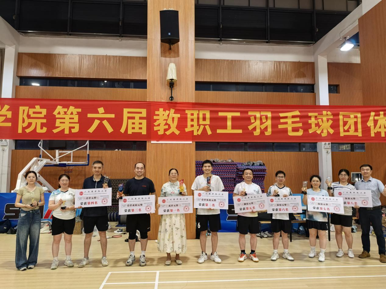 校工会副主席关俊明为获奖队伍颁发证书.png