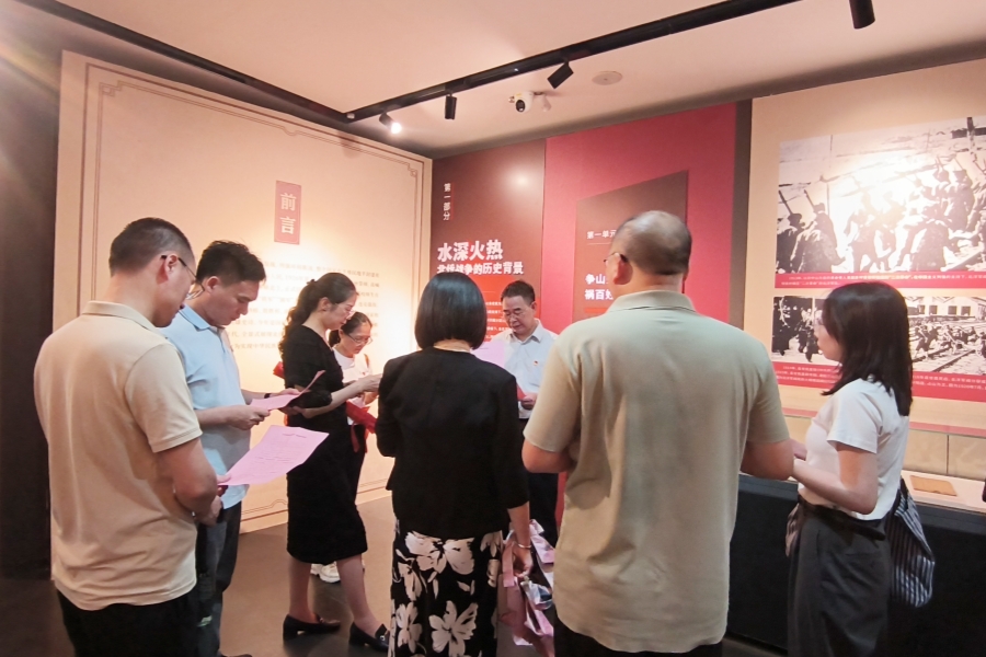 邹新月讲授专题党课.jpg