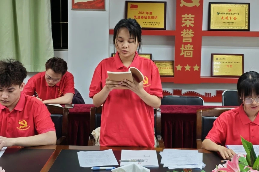 优秀党员邹思怡照片1.jpg